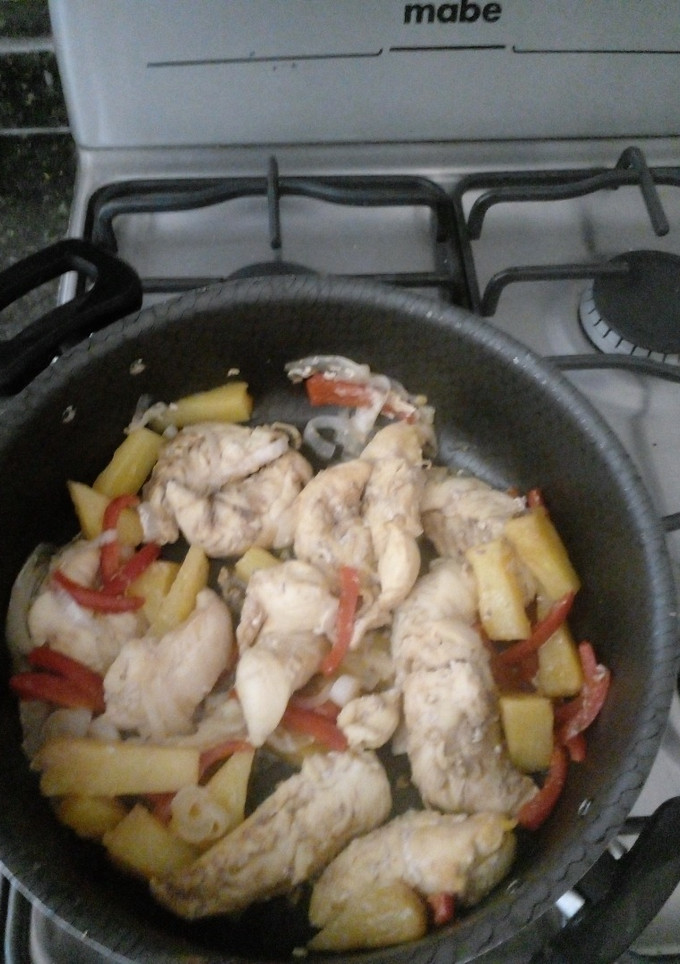 Una foto de Pollo con pimiento y piña