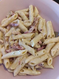 Una foto de Macarrones con bacon y queso gorgonzola