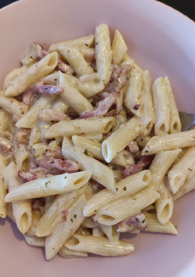 Una foto de Macarrones con bacon y queso gorgonzola