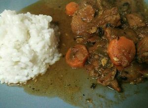 Una foto de Ragout de cerdo con verduras y arroz blanco