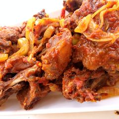 A picture of Peppered chicken with white onions.