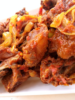 A picture of Peppered chicken with white onions.