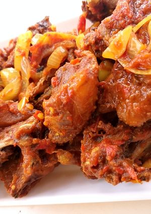 A picture of Peppered chicken with white onions.