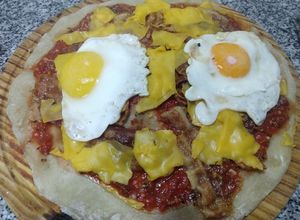 Una foto de Pizza fuerte de Bigote cocina