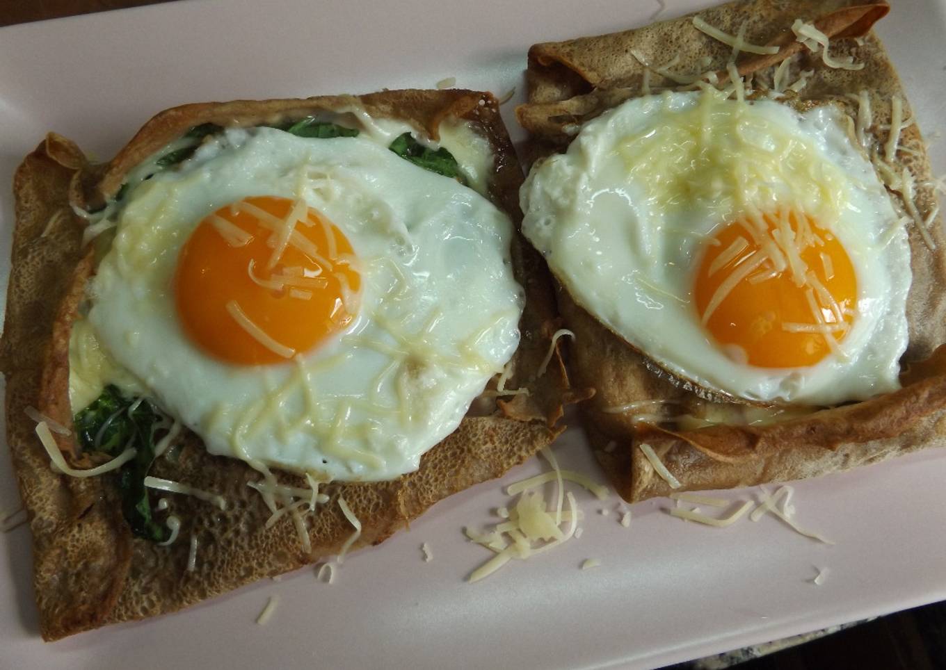 Galettes con espinacas, huevo a la plancha, jamón y aguacate