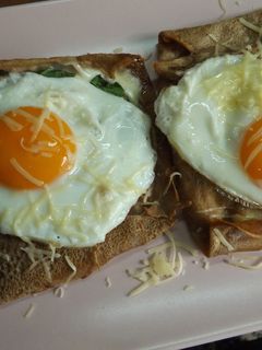 Una foto de Galettes con espinacas, huevo a la plancha, jamón y aguacate