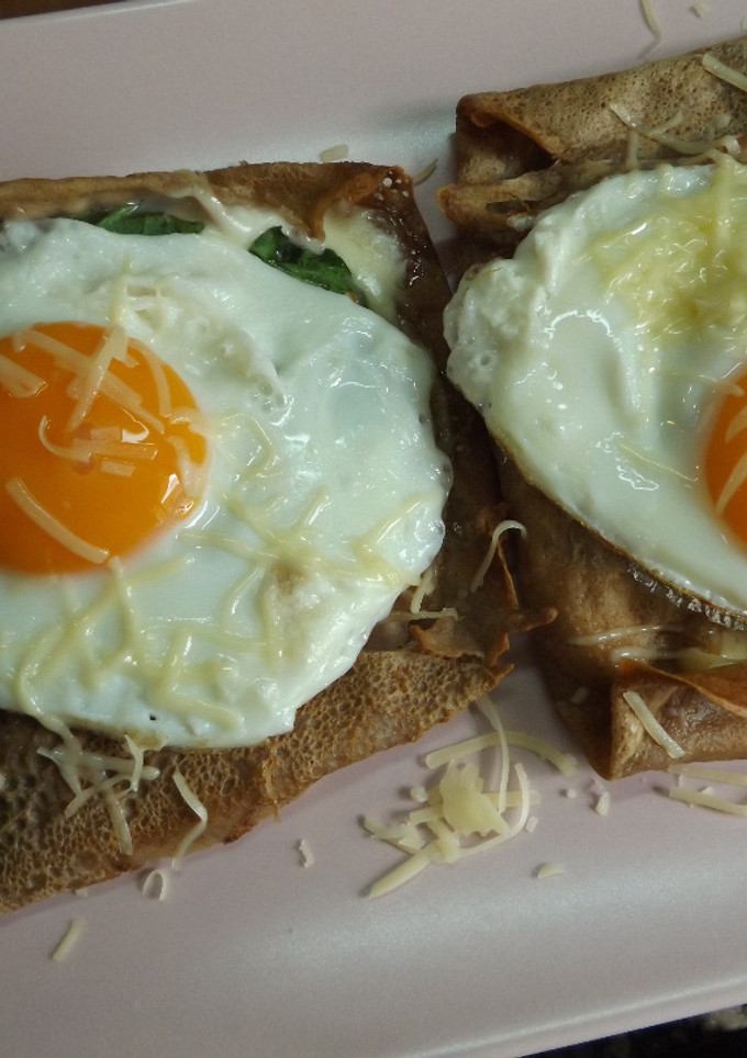Una foto de Galettes con espinacas, huevo a la plancha, jamón y aguacate