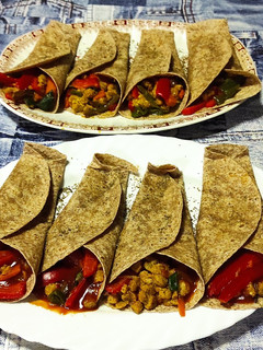 Una foto de Burritos de soja texturizada y verduras con tomate triturado casero y guacamole