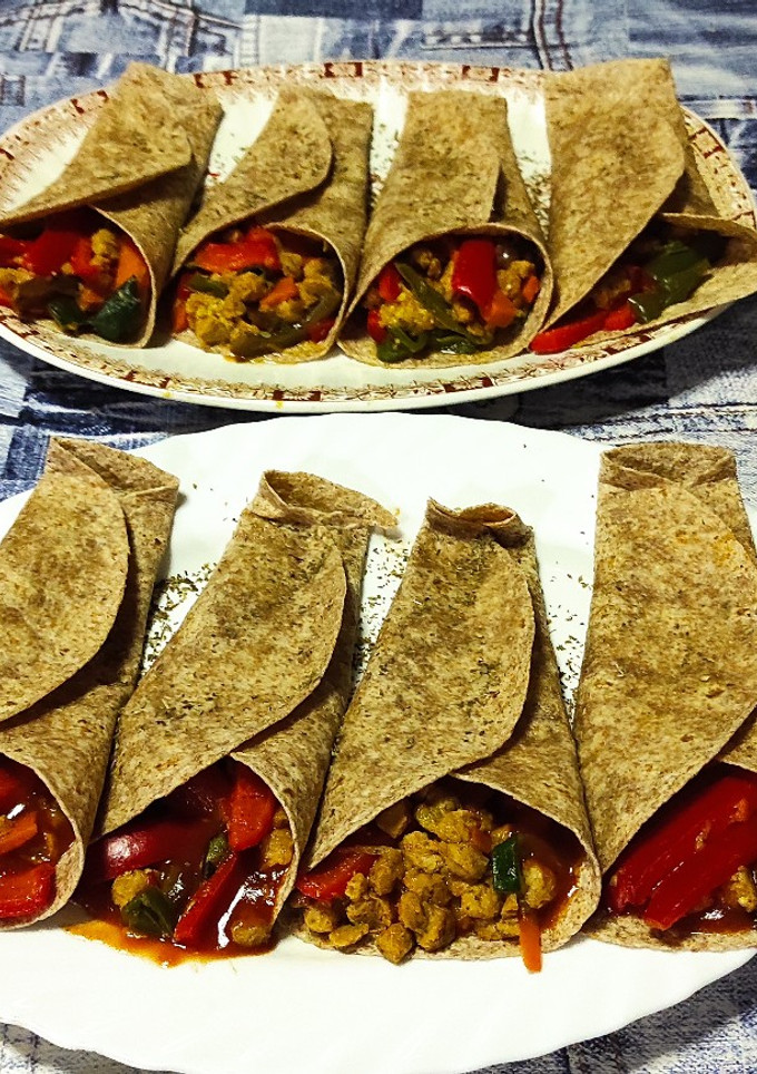 Una foto de Burritos de soja texturizada y verduras con tomate triturado casero y guacamole