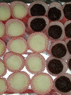 Una foto de Brigadeiros de chocolate y coco / negrinhos