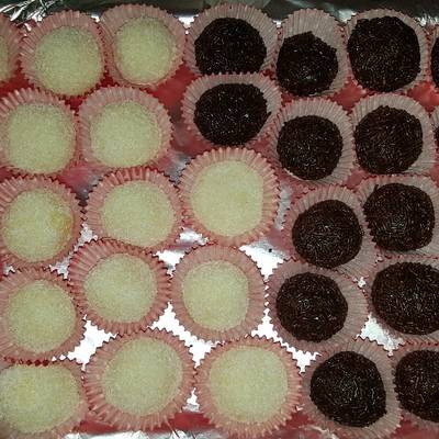 Brigadeiros de chocolate y coco / negrinhos Receta de Marimar Bakery -  Cookpad