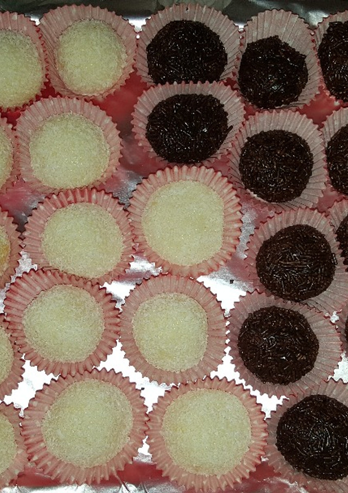 Una foto de Brigadeiros de chocolate y coco / negrinhos