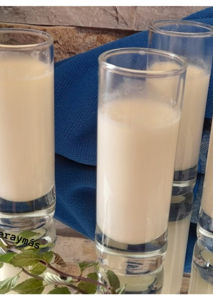 Una foto de Chupitos de crema ligera de gazpachuelo