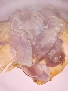 Una foto de Trucha alsamonada con jamón serrano