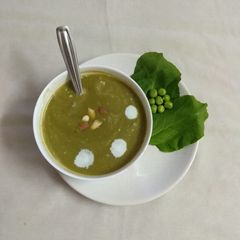 A picture of Creamy mutter spinach soup.