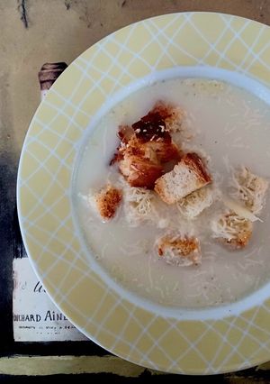 Fokhagymakrémleves sajtos krutonnal recept fotója