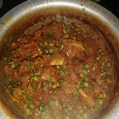A picture of Tumbukiza beef with peas.