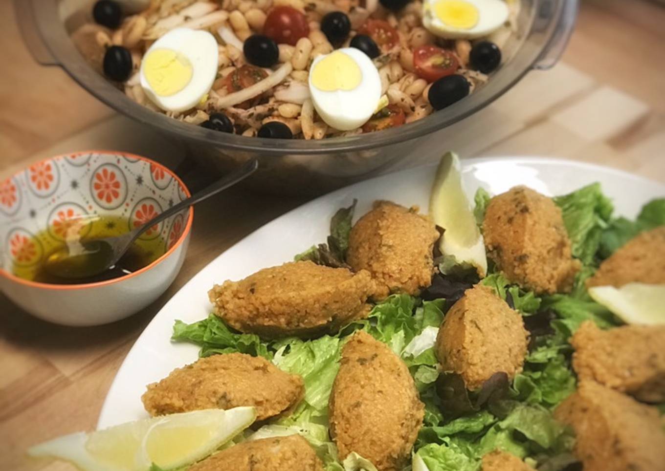 Cena turca: Mercimek Köftesi & Piyaz —Albóndigas de lentejas & Ensalada de judías blancas—
