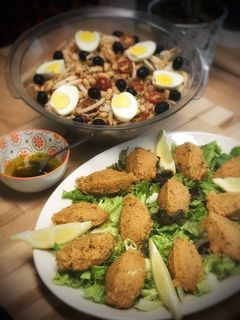 Una foto de Cena turca: Mercimek Köftesi & Piyaz —Albóndigas de lentejas & Ensalada de judías blancas—