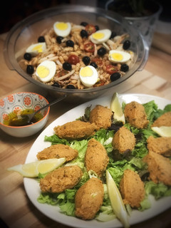 Una foto de Cena turca: Mercimek Köftesi & Piyaz —Albóndigas de lentejas & Ensalada de judías blancas—