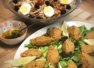 Foto principal de Cena turca: Mercimek Köftesi & Piyaz —Albóndigas de lentejas & Ensalada de judías blancas—
