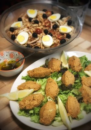 Una foto de Cena turca: Mercimek Köftesi & Piyaz —Albóndigas de lentejas & Ensalada de judías blancas—
