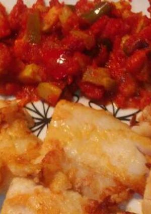 Una foto de Pisto con merluza