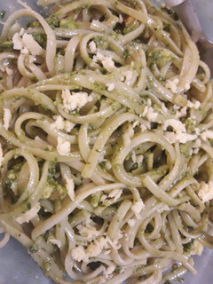 Una foto de Fideos al pesto