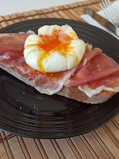 Una foto de Tostada con jamón y huevo poché