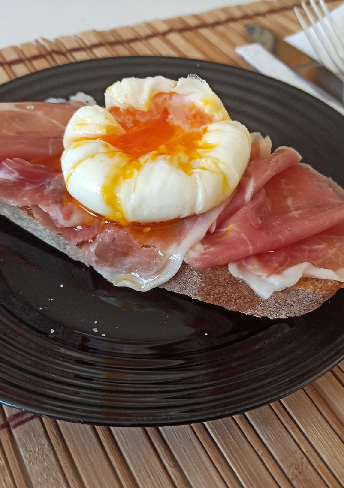 Una foto de Tostada con jamón y huevo poché