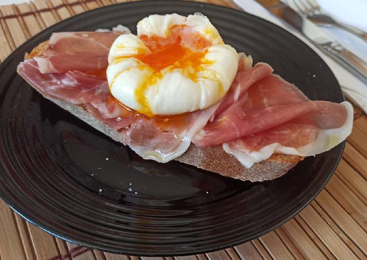 Tostada con jamón y huevo poché