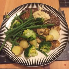 A picture of Steak and veg.