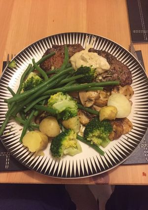 A picture of Steak and veg.