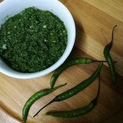 A picture of Green chutney.
