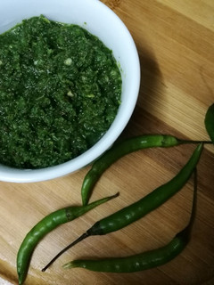 A picture of Green chutney.