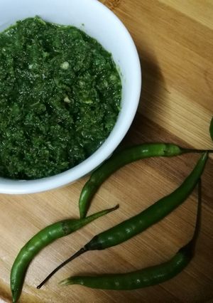 A picture of Green chutney.
