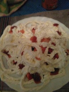 Una foto de Fresas con nata, mermelada de fresa y una pizca de vainilla