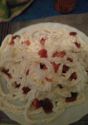 Una foto de Fresas con nata, mermelada de fresa y una pizca de vainilla
