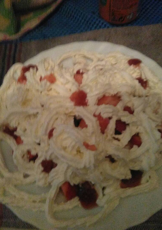 Una foto de Fresas con nata, mermelada de fresa y una pizca de vainilla
