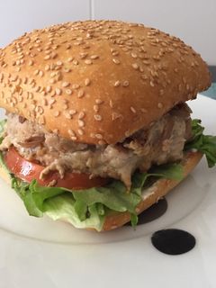 Una foto de Hamburguesa de lomo con cebolla y queso de cabra