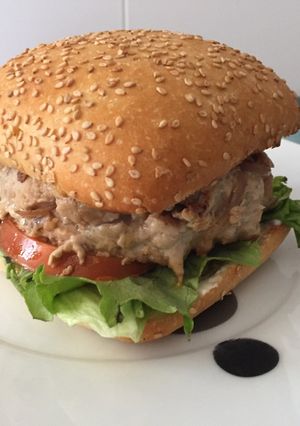 Una foto de Hamburguesa de lomo con cebolla y queso de cabra