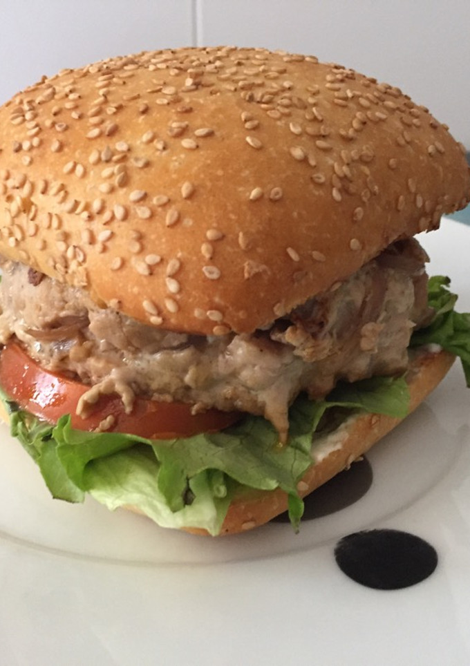 Una foto de Hamburguesa de lomo con cebolla y queso de cabra