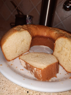 Una foto de Torta alta y esponjosa de vainilla fácil!