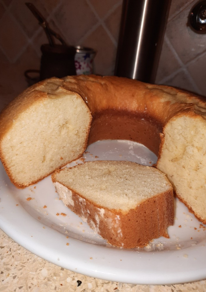 Una foto de Torta alta y esponjosa de vainilla fácil!
