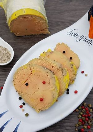 Une photo de Foie Gras au Sel d'Algarve, mélange 4 baies et Calva