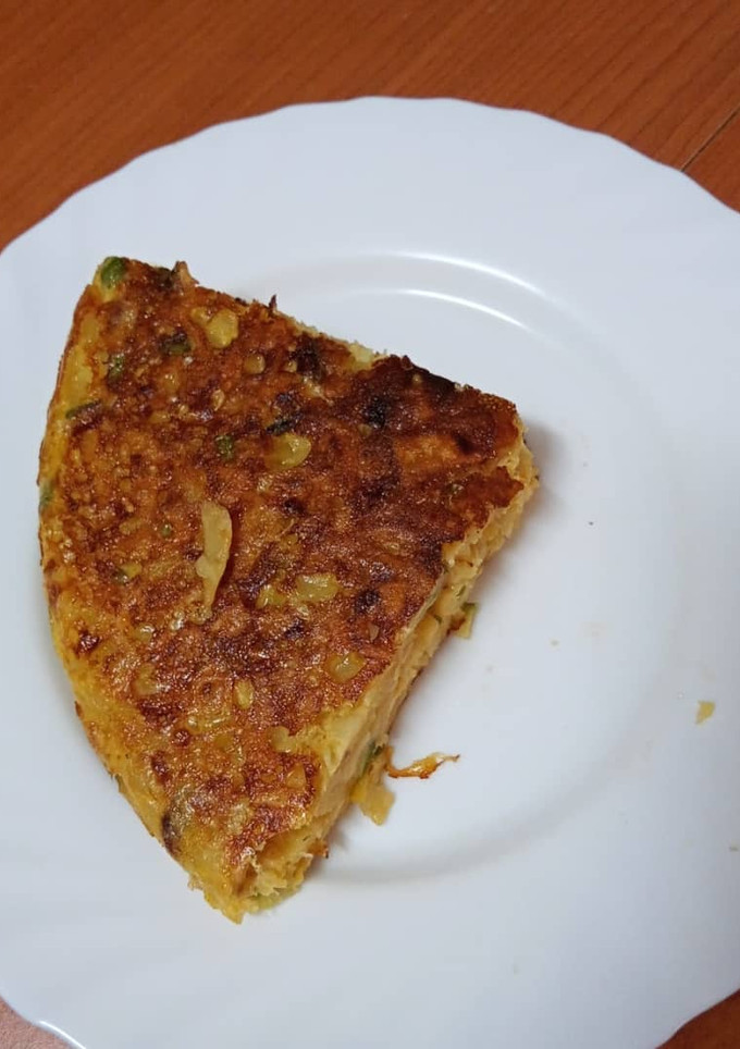 Una foto de Tortilla de papas, calabacín, cebolla y chistorra