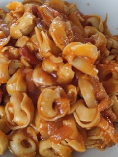 Una foto de Tortelinis con salsa Amatriciana