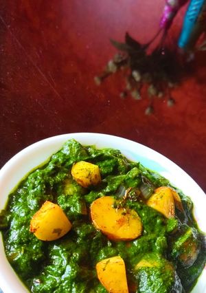 A picture of Baby potatoes in green gravy.