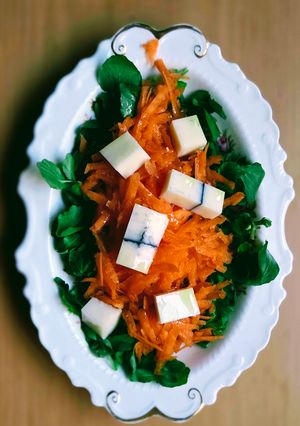 Una foto de Ensalada de berro, zanahoria y queso de cabra con carbón activado estilo Morbier (D. O. P) 🥗🐐