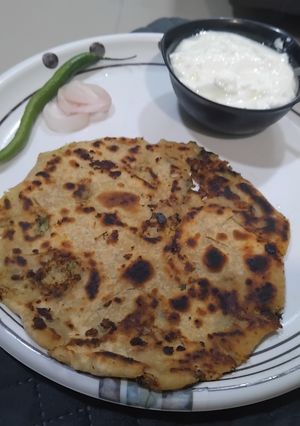 A picture of Aloo paratha.